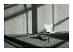 Stuhl*Schatten*Wand