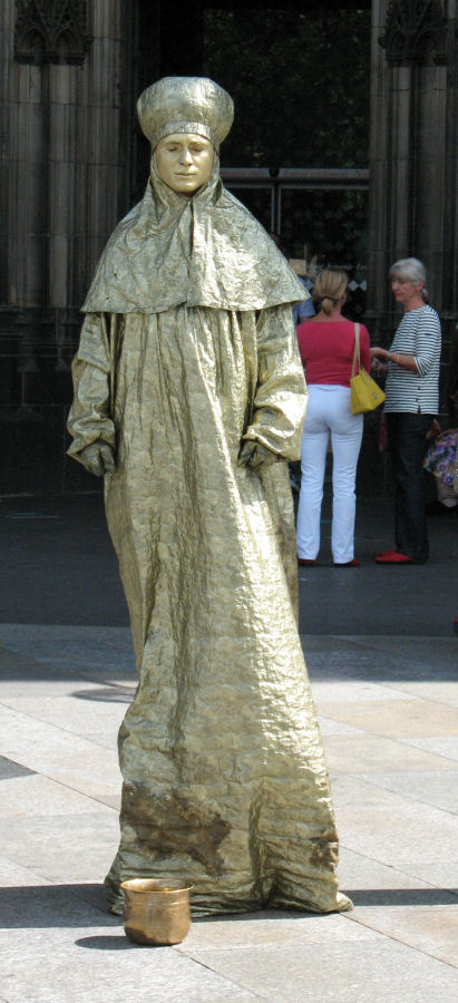 Stumme Kollekte vor dem Kölner Dom.