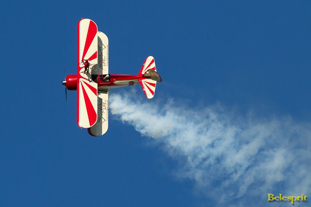 Stuntfrau Peggy Krainz auf einer Boeing Stearman PT-17, Air Classics 2011, Gelnhausen (1)