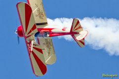 Stuntfrau Peggy Krainz auf einer Boeing Stearman PT-17, Air Classics 2011, Gelnhausen (2)