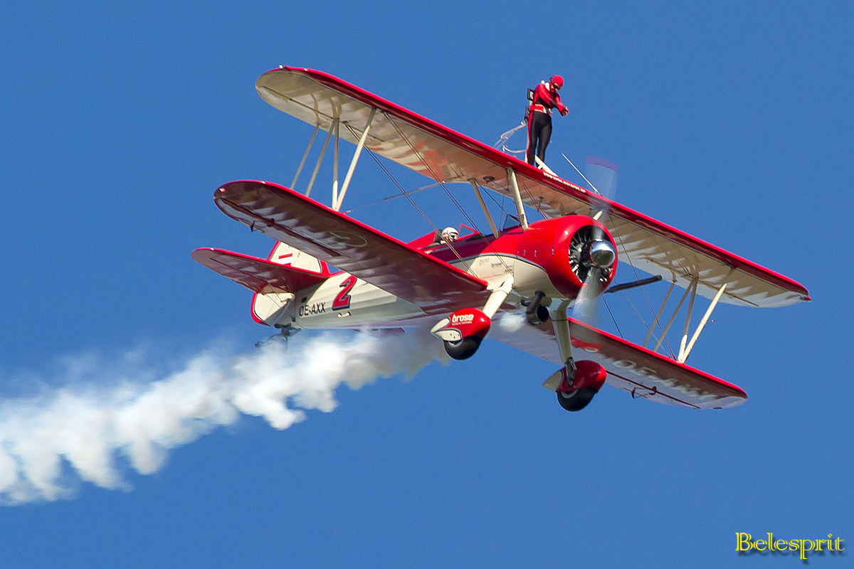 Stuntfrau Peggy Krainz auf einer Boeing Stearman PT-17, Air Classics 2011, Gelnhausen (3)