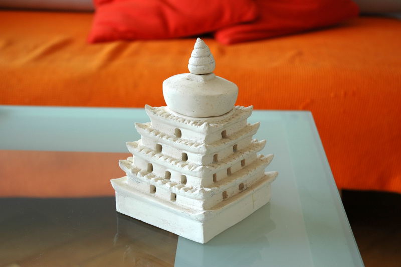 Stupa als Windlicht aus Ton