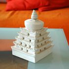 Stupa als Windlicht aus Ton