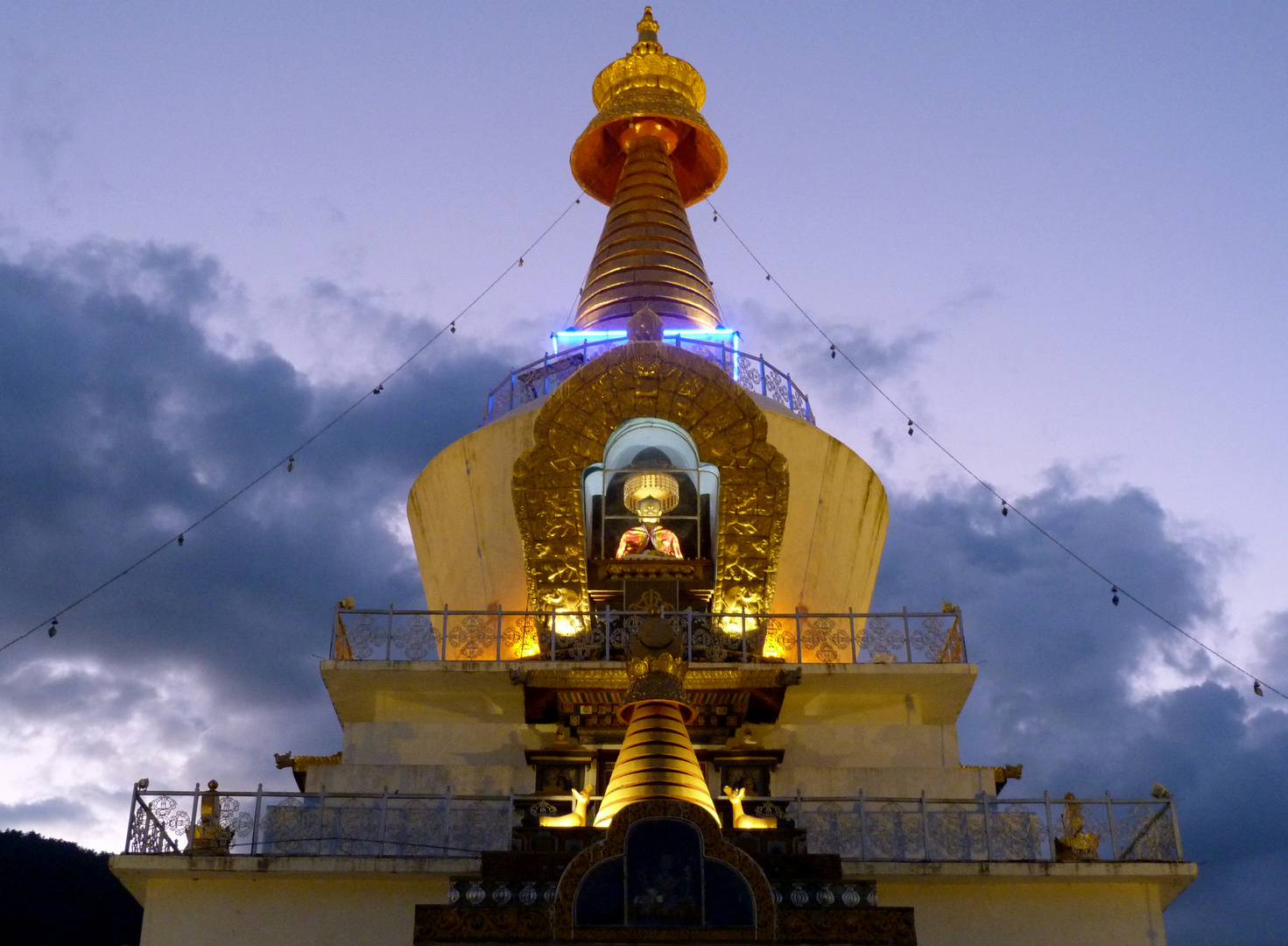 Stupa im letzten Tageslicht