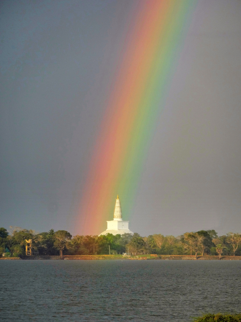 Stupa mit Regenbogen