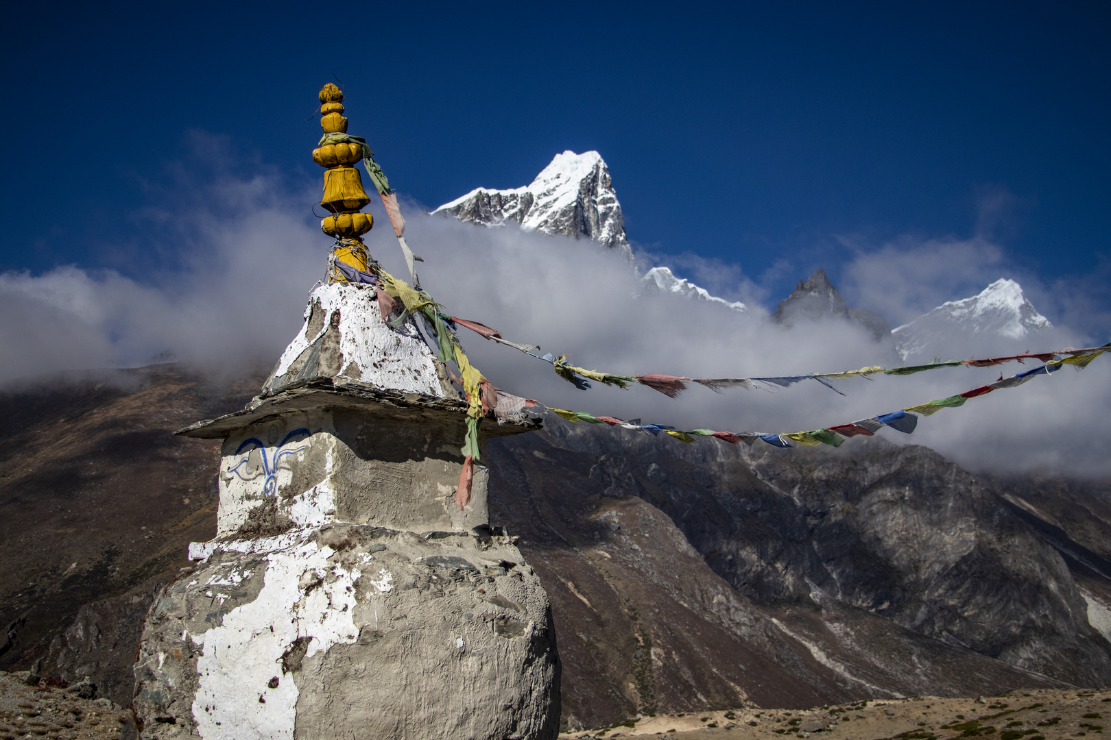 Stupa und Gebetsfahnen in Nepal