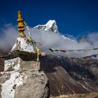 Stupa und Gebetsfahnen in Nepal