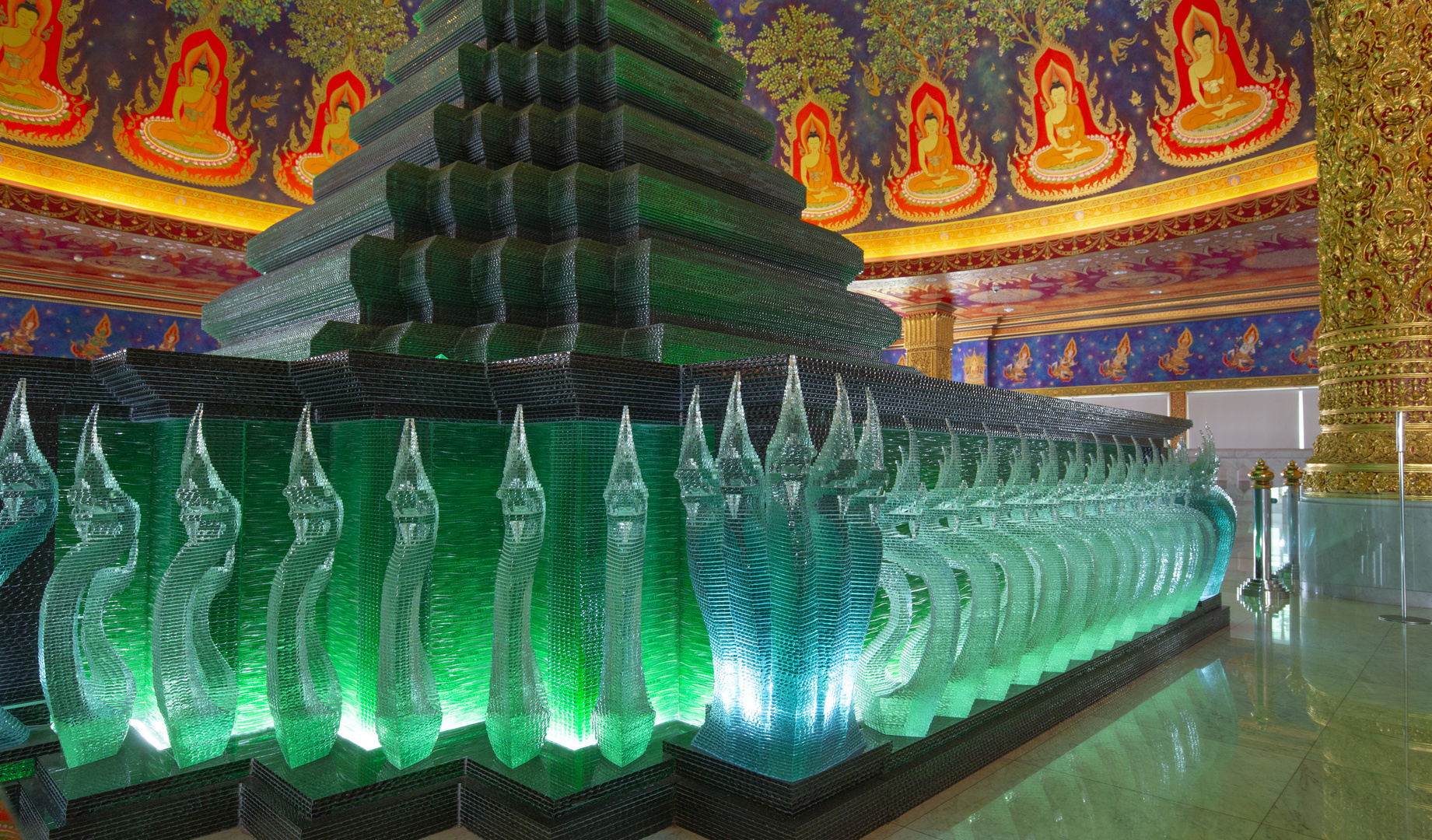 Stupa und Naga-Schlange aus Glas