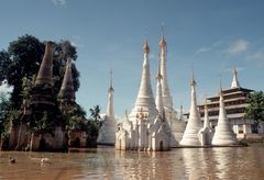 Stupas auf dem Inle See