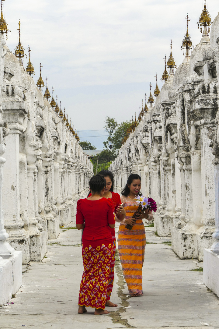 ...Stupas in der Kuthodaw Pagode...