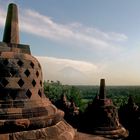 Stupas mit Vulkan Merapi