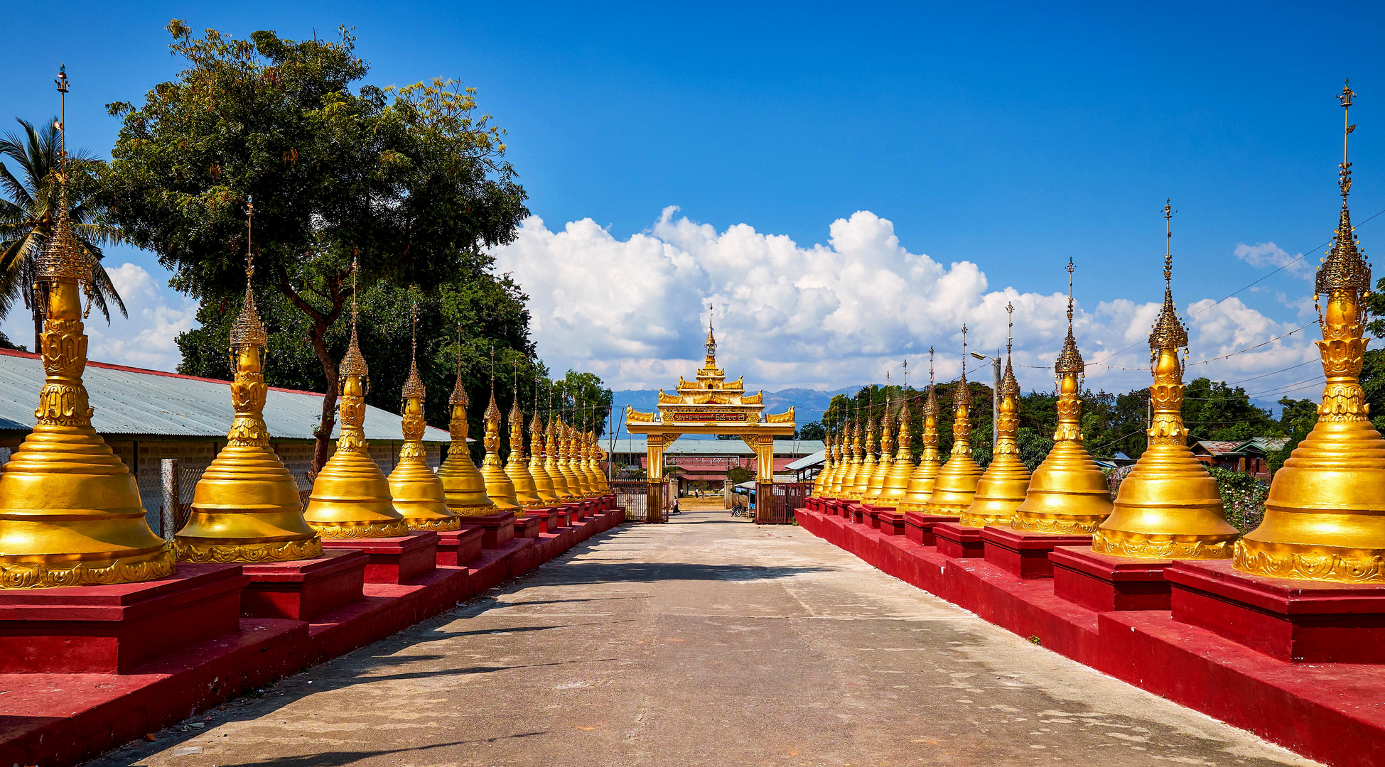 Stupas stehen Spalier