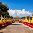 Stupas stehen Spalier