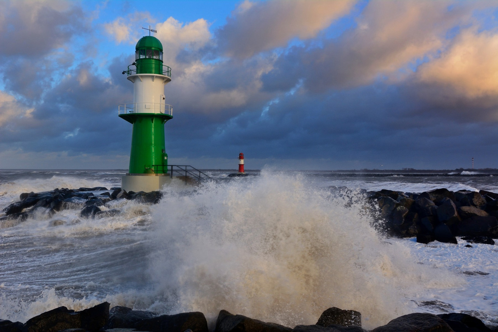 Sturm Am Leuchtturm In Warnemunde 2 Foto Bild Naturereignisse Die Elemente Natur Bilder Auf Fotocommunity