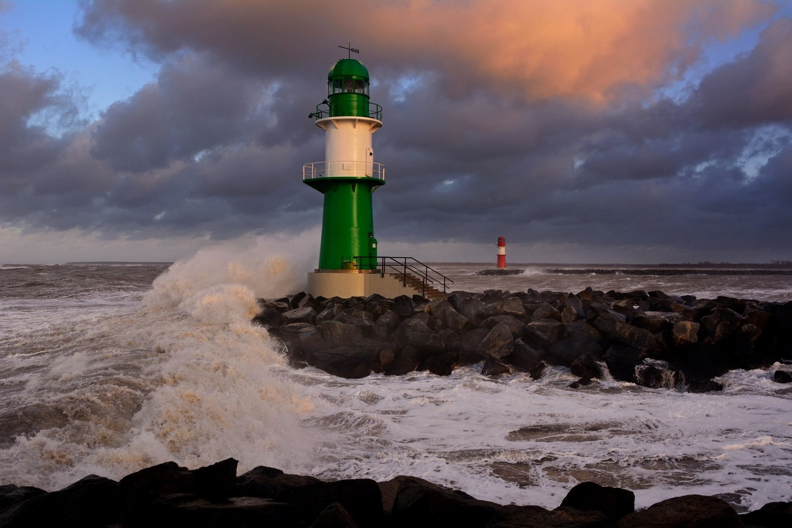 Sturm am Leuchtturm in Warnemünde Foto Bild jahreszeiten winter