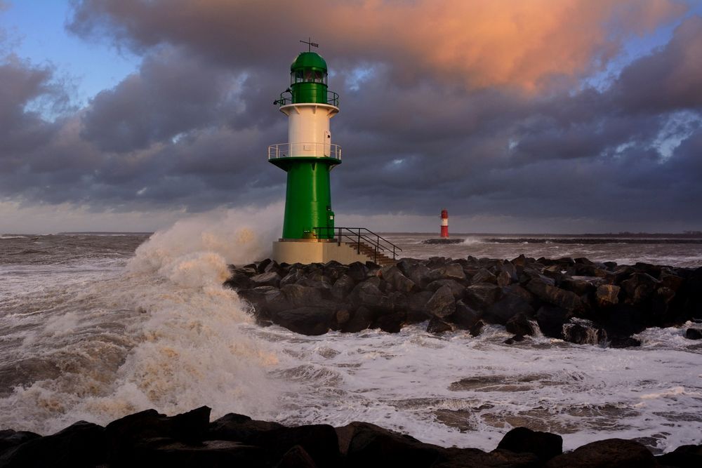 Sturm am Leuchtturm in Warnemünde Foto & Bild jahreszeiten, winter