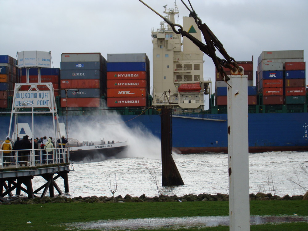 Sturm auf der Elbe