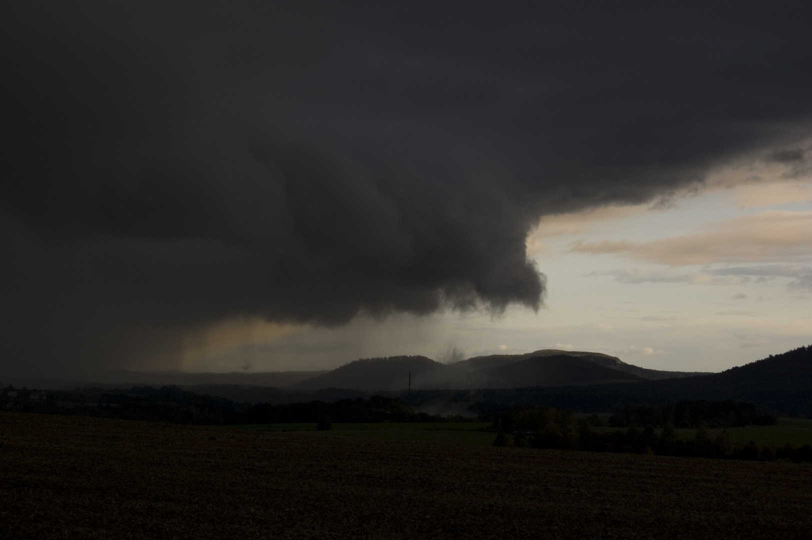 Sturm bricht los aus Wolkentürmen