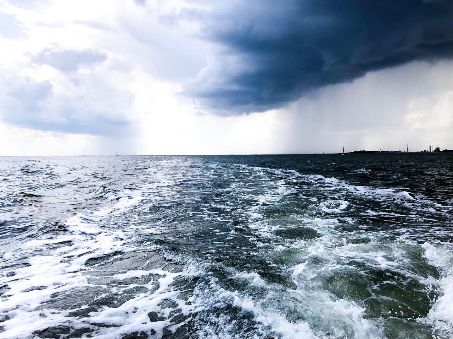 Sturm über der Nordseeküste von Jillina Rzo.