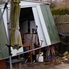 Sturm und Orkanschäden im Garten mit einem Blechschuppen und...