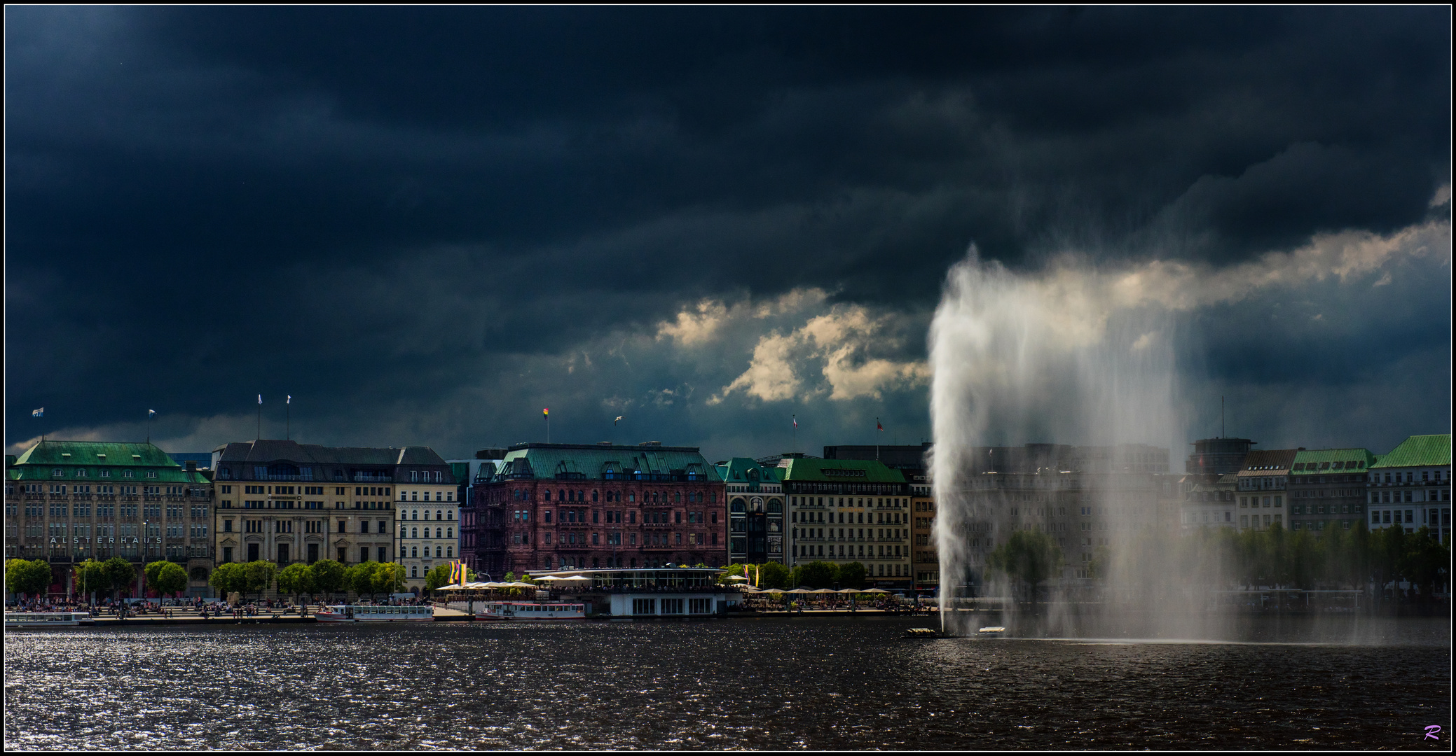 "Sturm und Regen über der Alster ..."