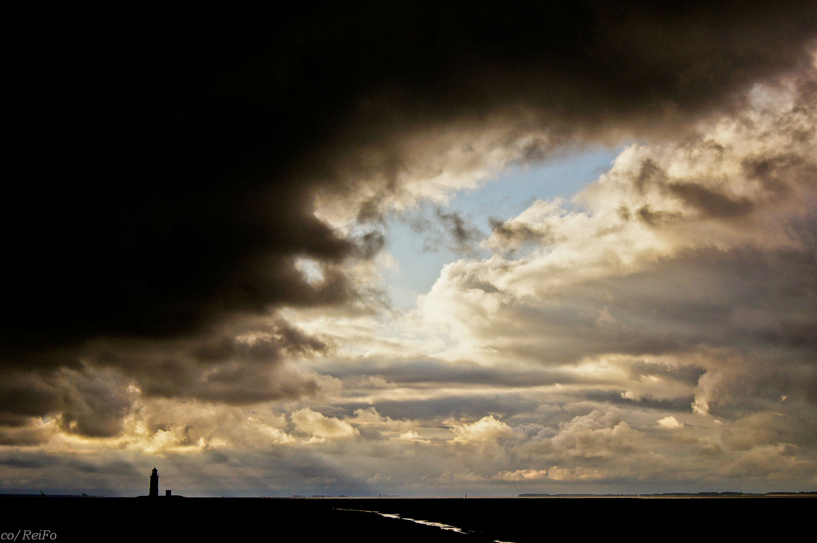 Sturm- und Regenwolken ....