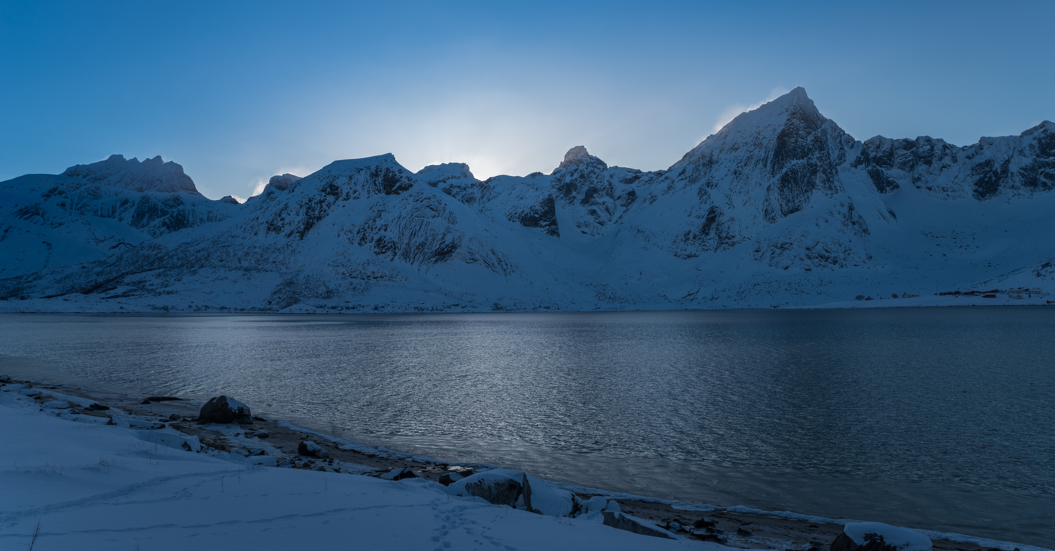 Sturm und Schatten über dem Fjord