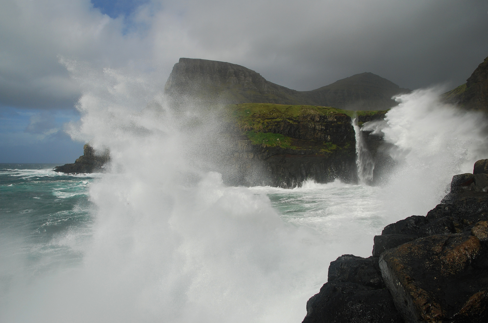 Sturm und Wellen an Vágar's Küste (Faröer Inseln): Múlafossur bei Gásadalur