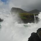 Sturm und Wellen an Vágar's Küste (Faröer Inseln): Múlafossur bei Gásadalur