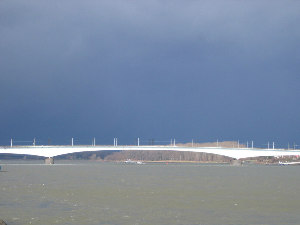 Sturmankündigung am Rhein bei Bonn