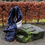 Sturmtief Bennet reißt ihr die Burka vom Leib