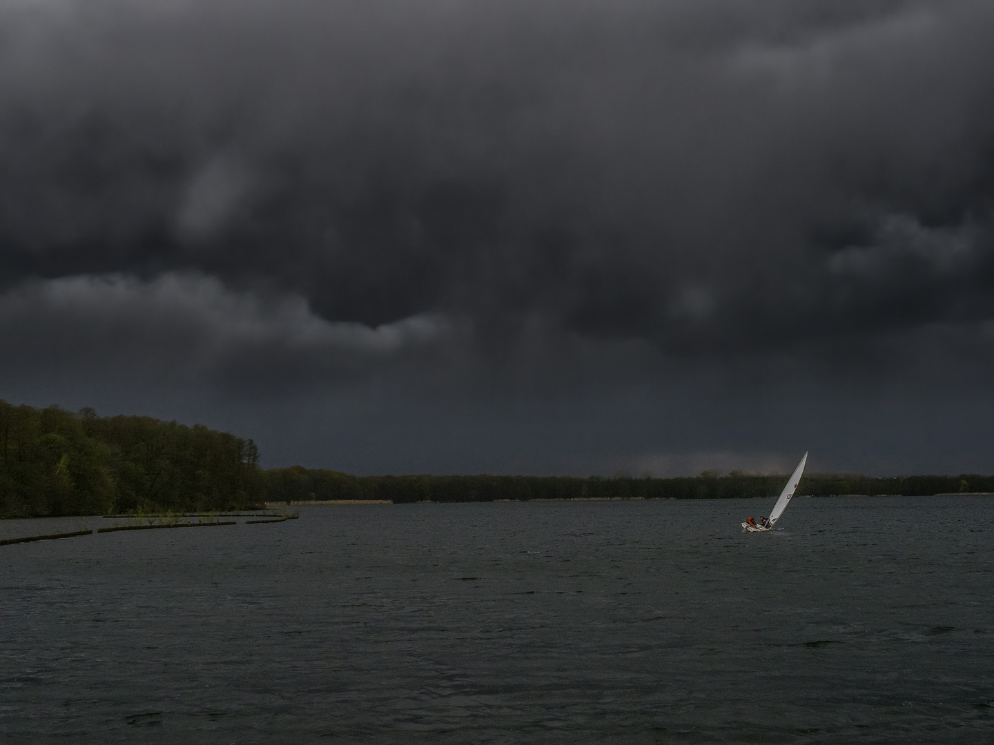 Sturmtief Eugen bringt bedrohliche Wolkenformationen mit Regen und Sturmböen