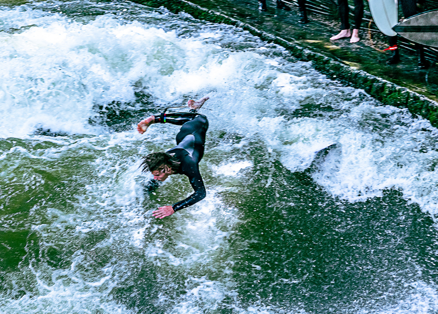 Sturz eines Eisbachsurfers