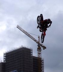 Sturzflug über das Riebeckplatzhochhaus in Halle/S ?