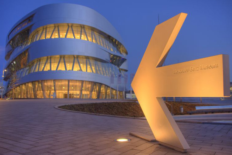 Stuttgart bei Nacht - Das Mercedes Museum