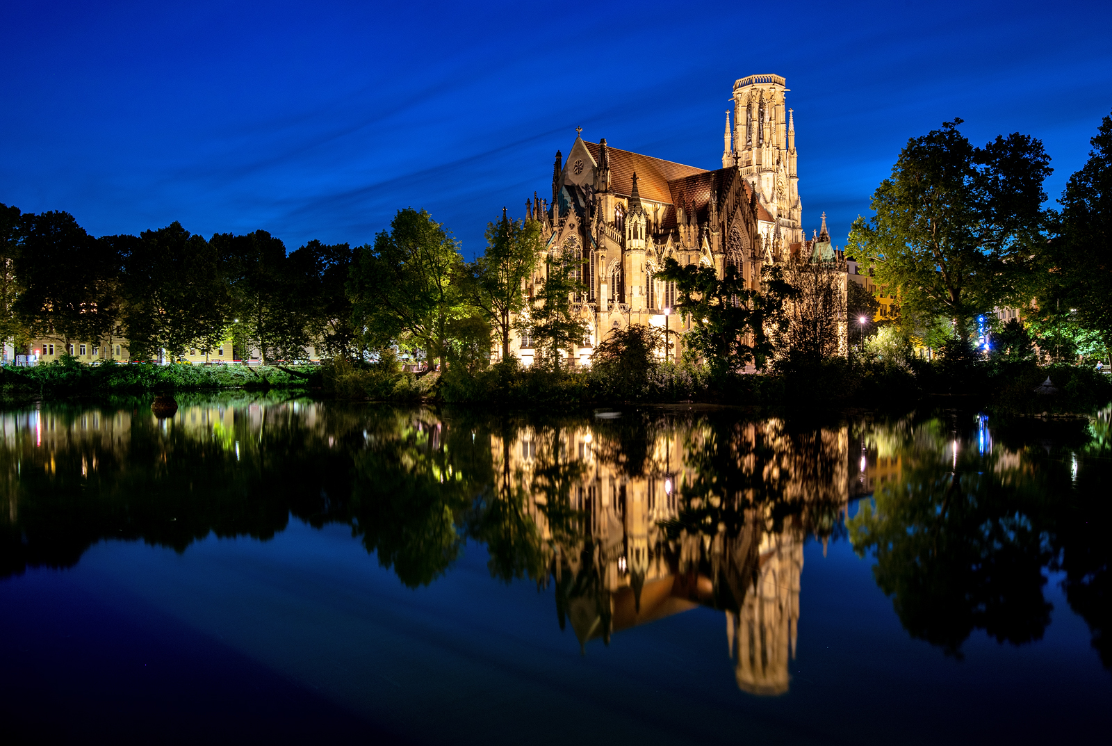 Stuttgart, Feuersee mit Johanneskirche von 1866 Foto & Bild | world, nacht, nachtaufnahme Bilder ...