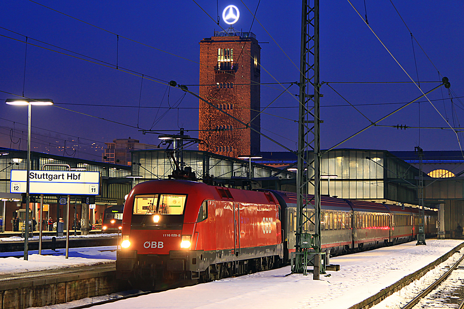 Stuttgart Hbf: ÖBB Taurus bei Nacht und Schnee