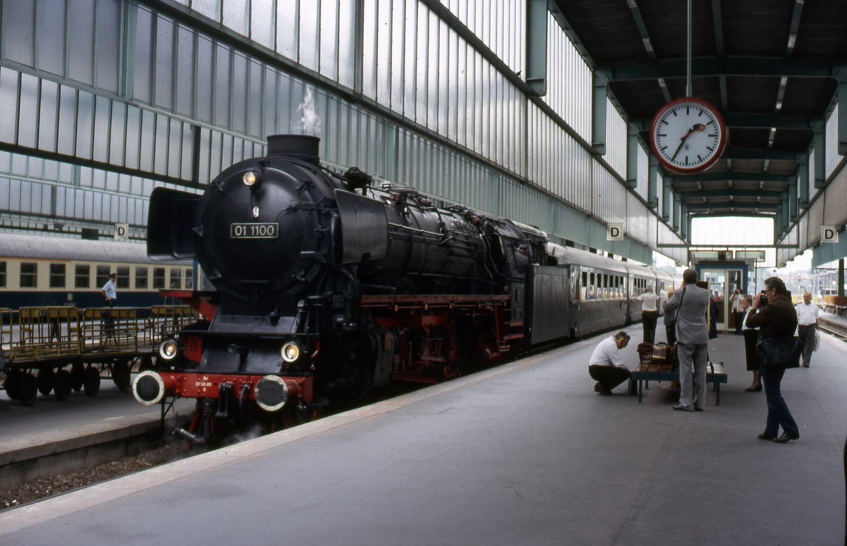 Stuttgart Hbf und 01 1100