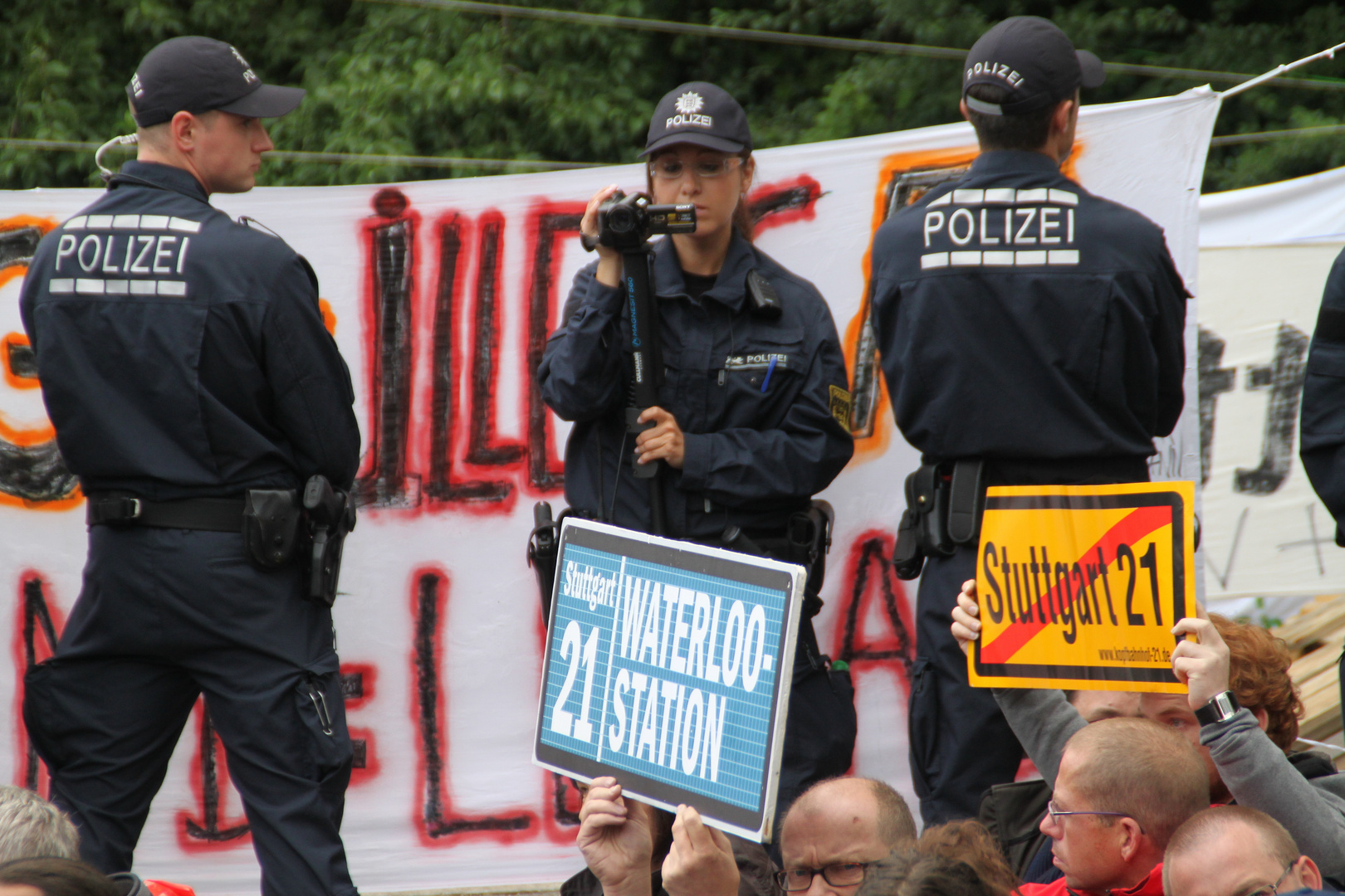 Stuttgart K21 -3 Polizisten schirmen  die Eingekesselten Juni 2011