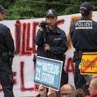 Stuttgart K21 -3 Polizisten schirmen  die Eingekesselten Juni 2011