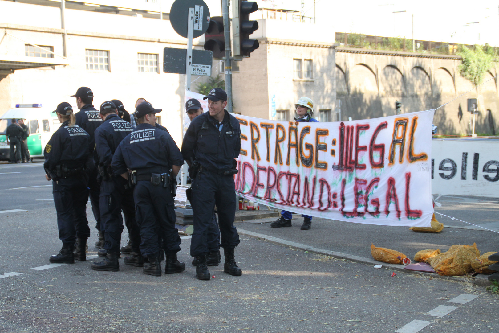 Stuttgart K21 ACHT plus EINER bewachen ... ein Plakat vom 16.6.11