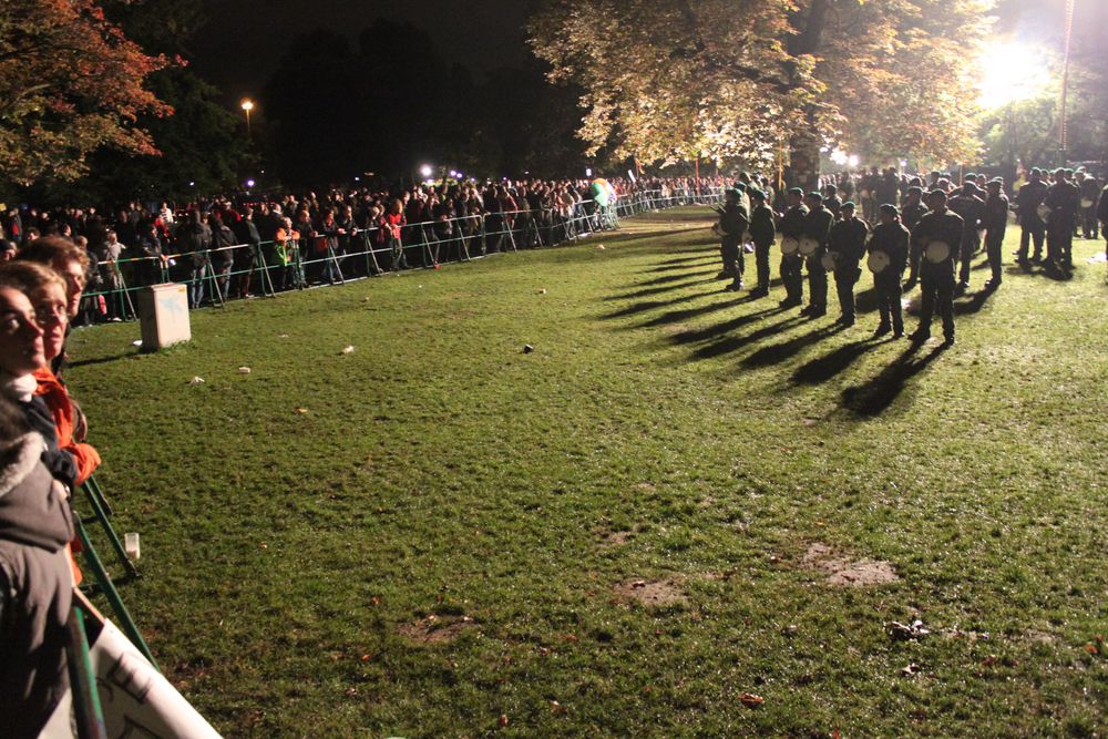 Stuttgart K21 Baumfällung Park 30.9.2010- 21.45h: Polizeikette wirft Schatten