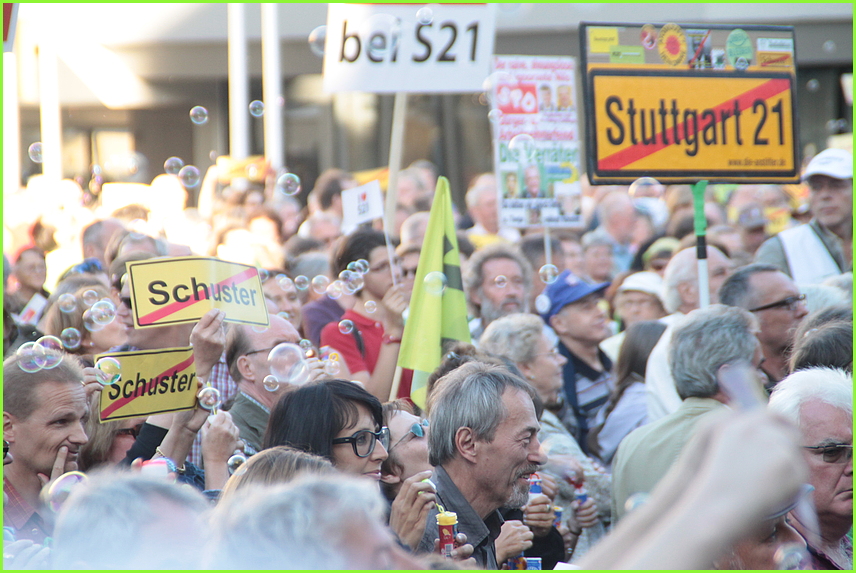 Stuttgart K21 - Bürger auf dem Marktplatz ...Seifenblasen und 3 aktuelle FRAGEN+AWs Jan2012