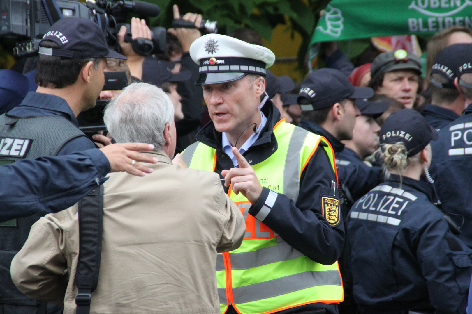 Stuttgart K21  ein AntiKonflikt-Polizist mit Zeigefinger 20.6.11