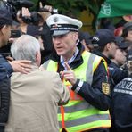 Stuttgart K21  ein AntiKonflikt-Polizist mit Zeigefinger 20.6.11