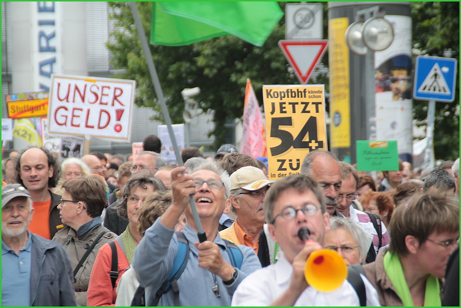 Stuttgart K21 Fahnenträger am25.7.2011 +1 Foto