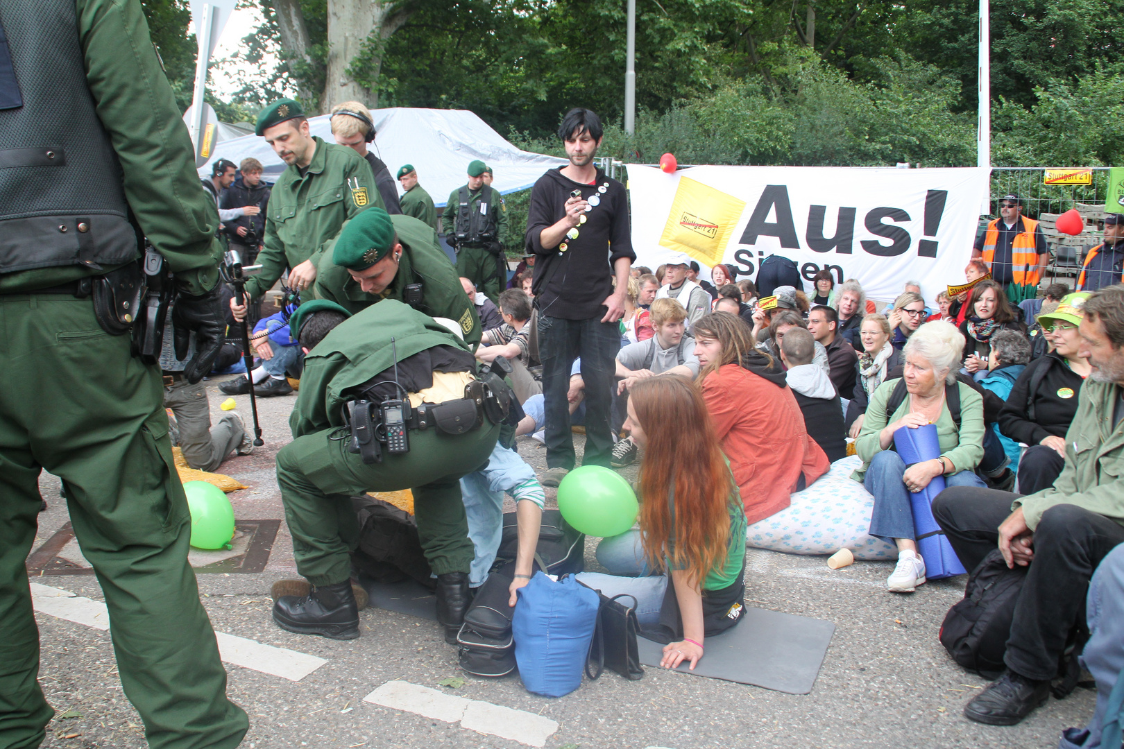 Stuttgart K21 Sitzblockade Polizei trägt Demonstrant weg  6.6.2011 +3Fotos