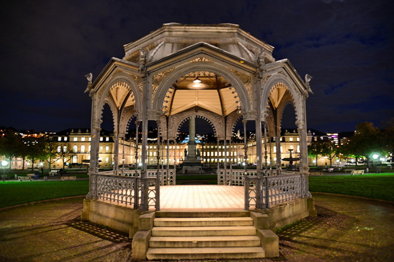 Stuttgart - Musikpavillon Schlossplatz bei Nacht