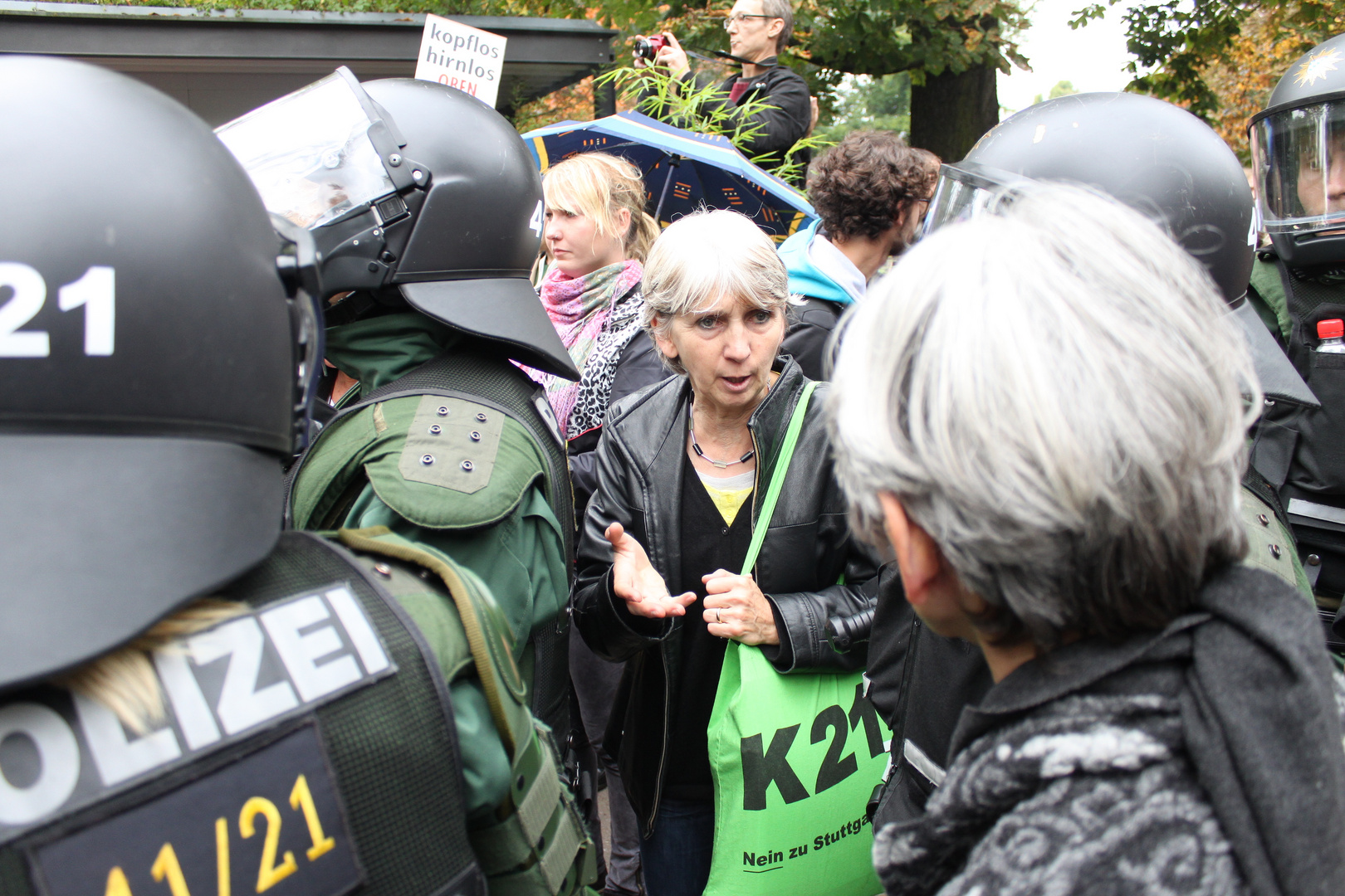 Stuttgart Park 30.9 14:00h vor WWeinsatz -Frau spricht Polizist an