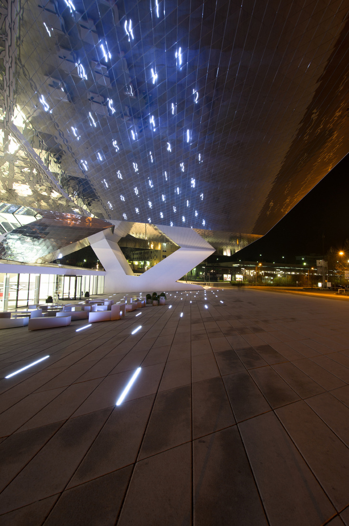 Stuttgart - Porsche Museum bei Nacht